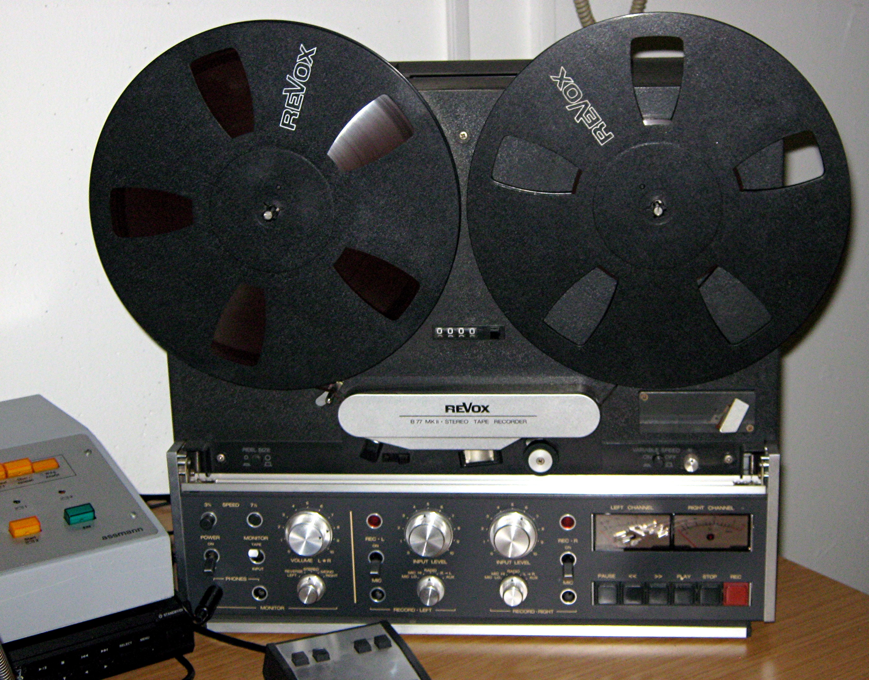 Revox B77 stereo reel-to-reel recorder — twee spoelen, twee sporen